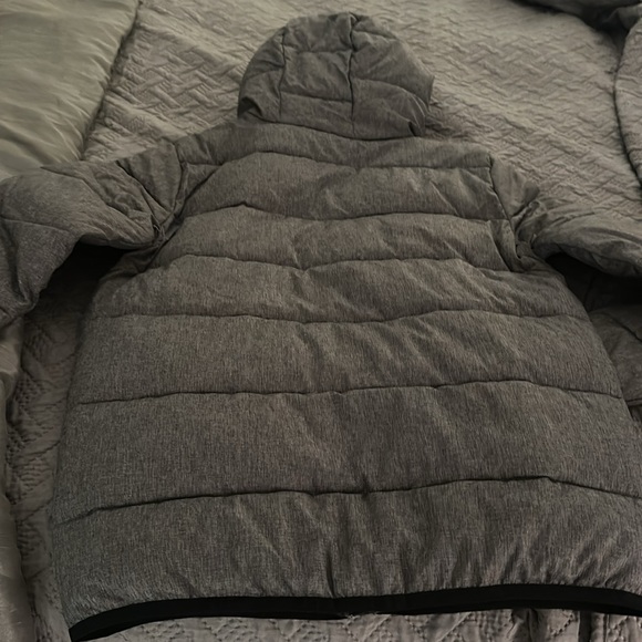 Boys Under Armour puffer coat in like new condition. - Picture 3 of 7